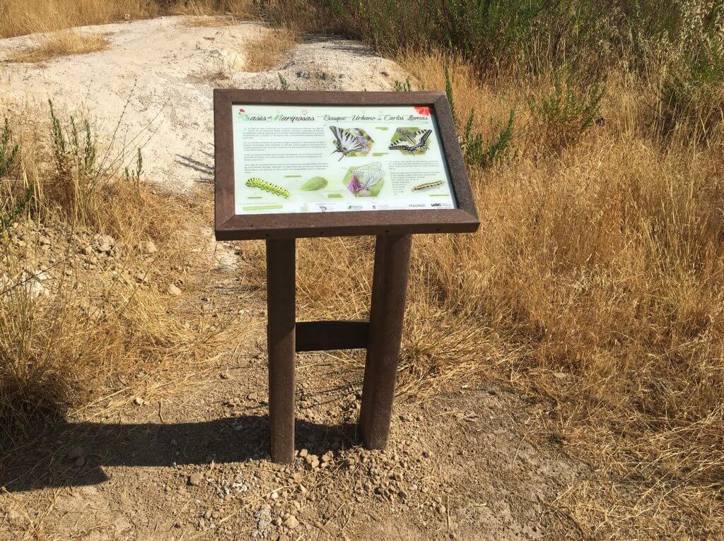 mesa informativa expositora mediana con cartel