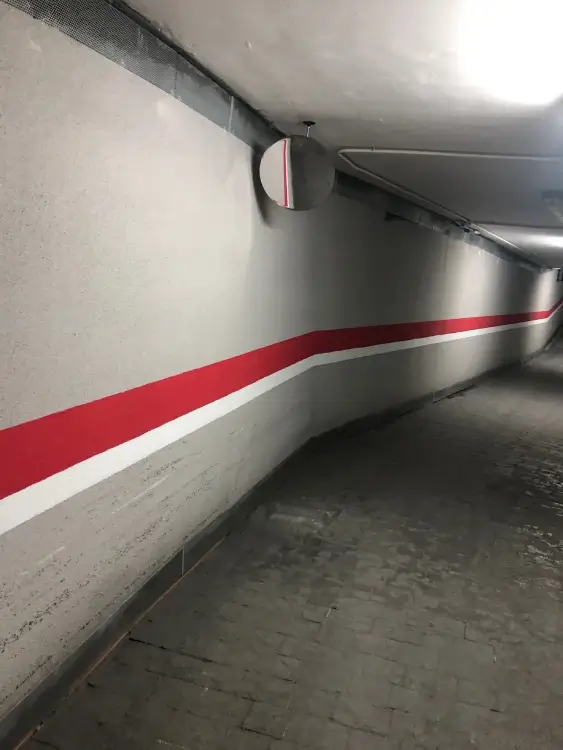 Espejo de seguridad en rampa de garaje estrecha