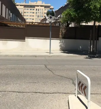 Espejo de trafico en salida de garaje