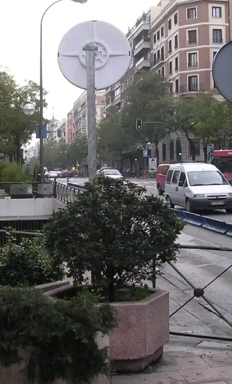 Espejo para salida de parking paralela a la vía