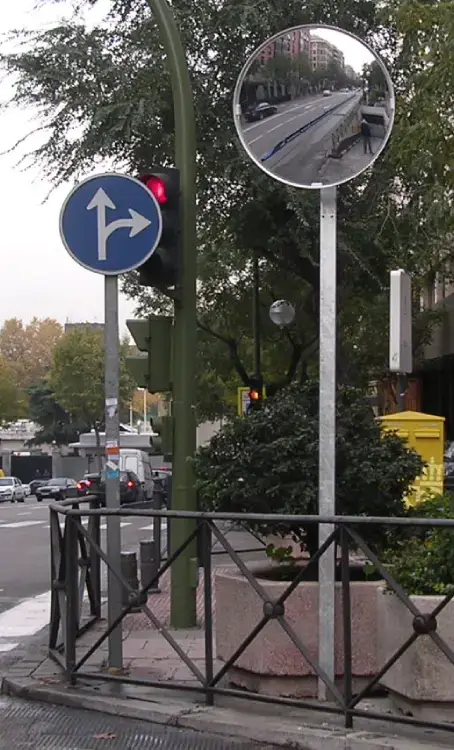 Visibilidad aumentada con espejo de tráfico para salida de garaje