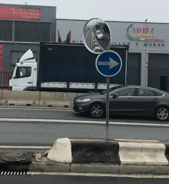 Espejo vial en zona industrial