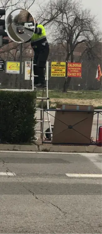 Instalación de espejo de trafico