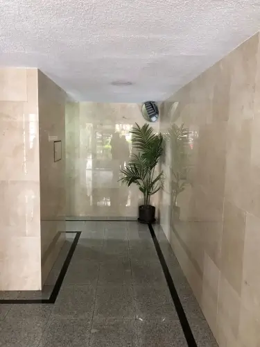 espejo de vigilancia en portal de comunidad