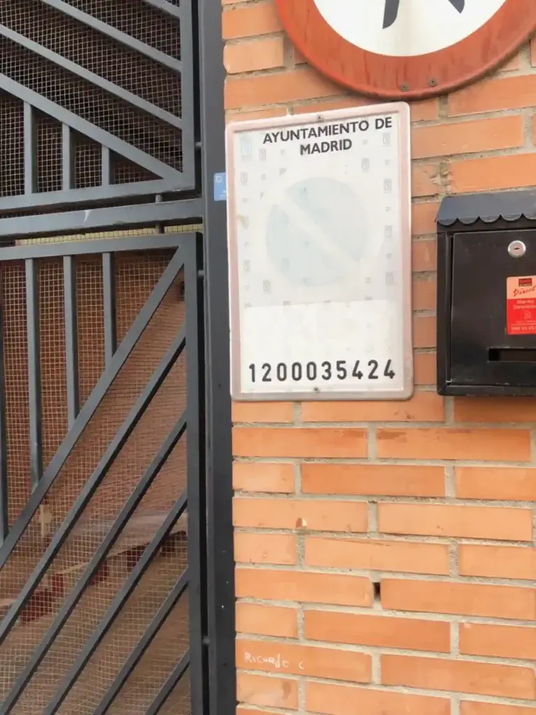 Placa de vado deteriorada