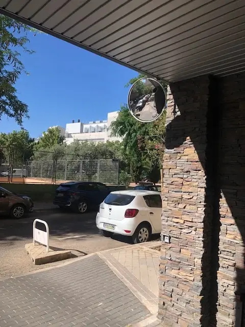 espejo que aumenta la visibilidad y seguridad en la salida de garaje