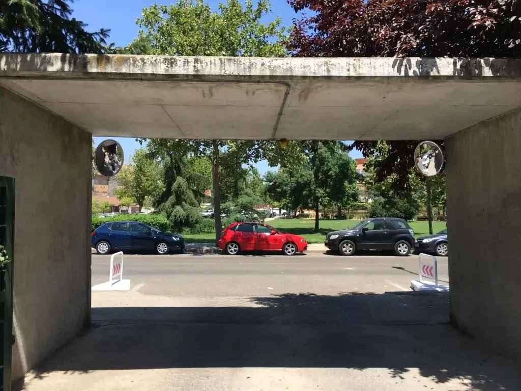 espejos que mejoran y complementan la seguridad en la salida de garaje