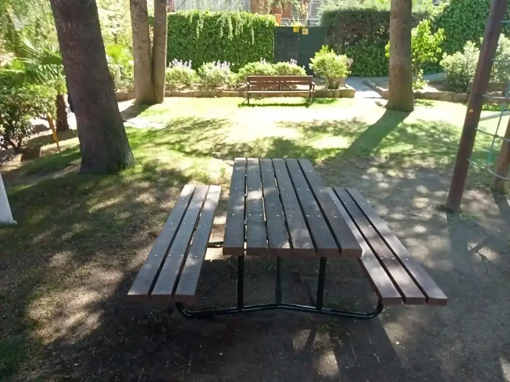 mesa cercedilla en parque ajardinado